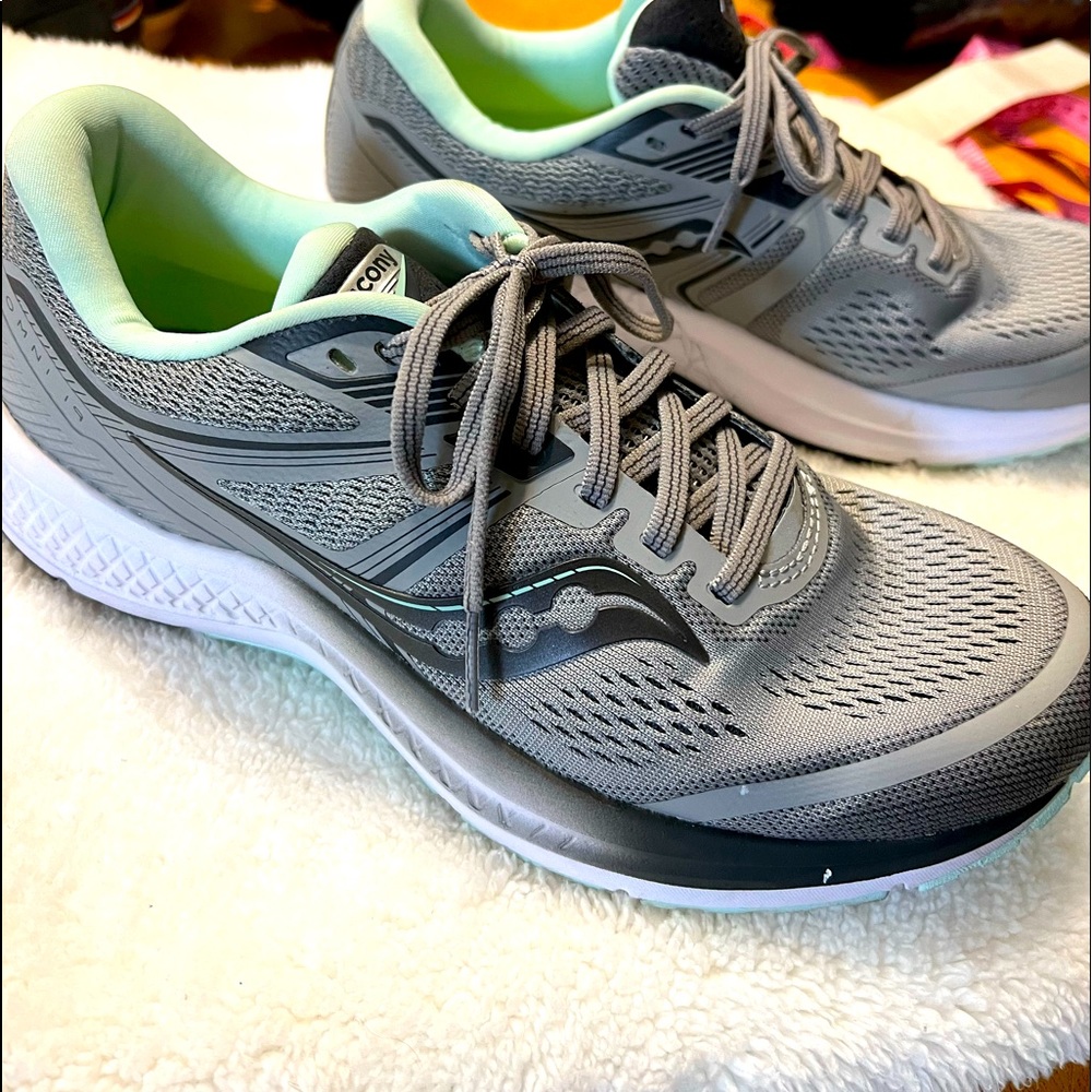 🦋👟Saucony shoes size 9 👟🦋